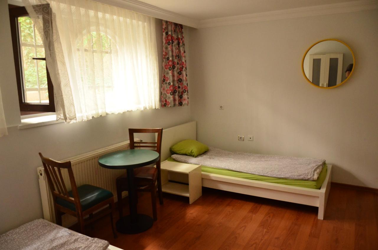 Deeps Hostel *